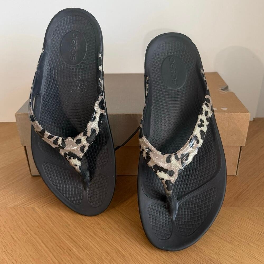 OOFOS OOlala Limited Women Recovery Thong Sandals- SZ 10